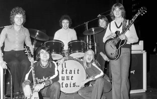 Tudo entre amigos é melhor, principalmente tocar violão ou guitarra