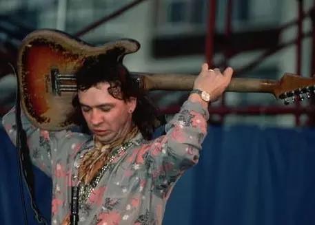 Canhoto tocando guitarra