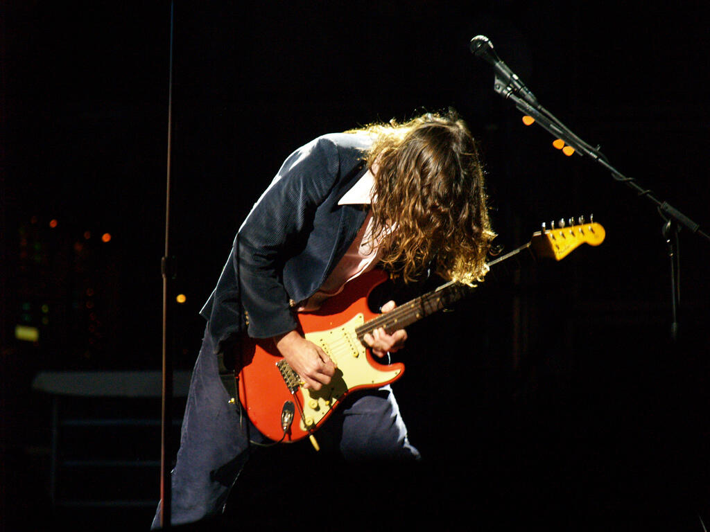 John Frusciante a tocar guitarra, em concerto.