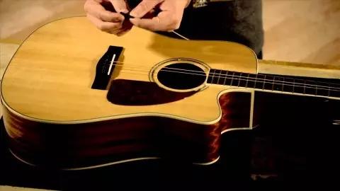 Troque as cordas de seu violão e escute as belas notas!