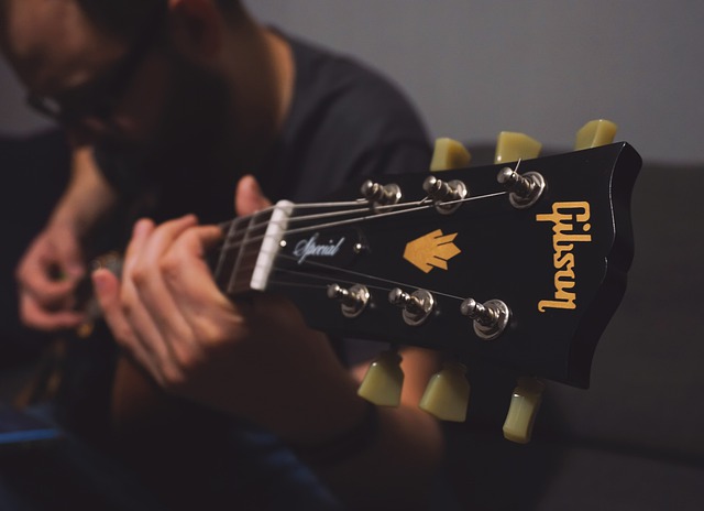 Homem tocando guitarra gibson.