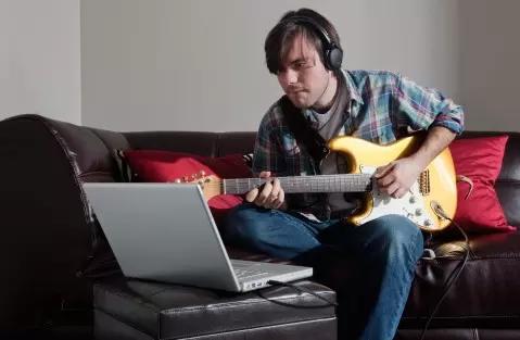 Da aulas de violão pela Internet