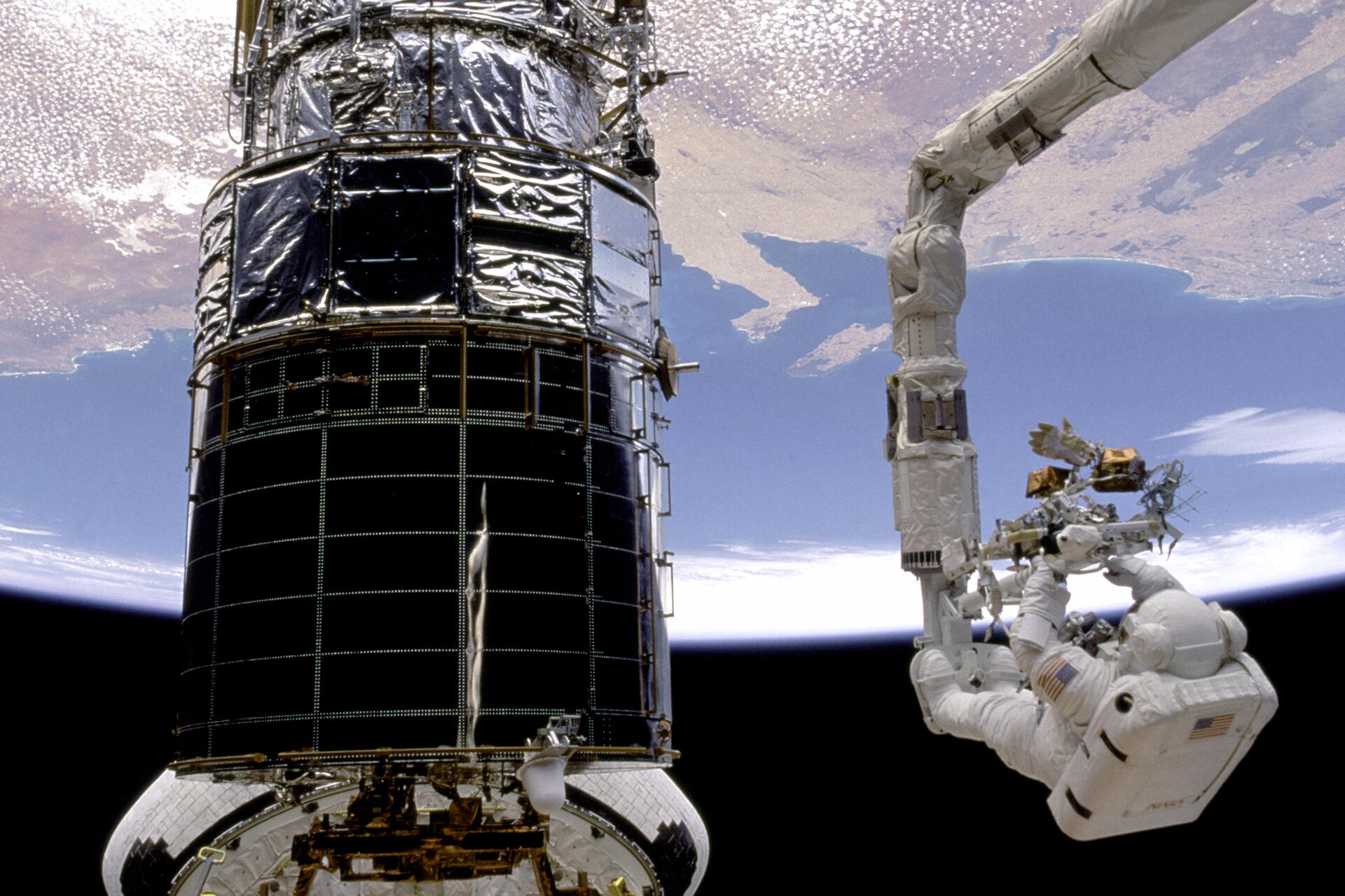 Astronauta no espaço, com vista para o planeta terra.