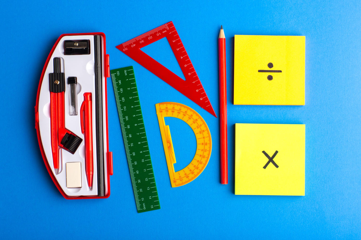 Régua, post-it, lápis e itens de matemática.
