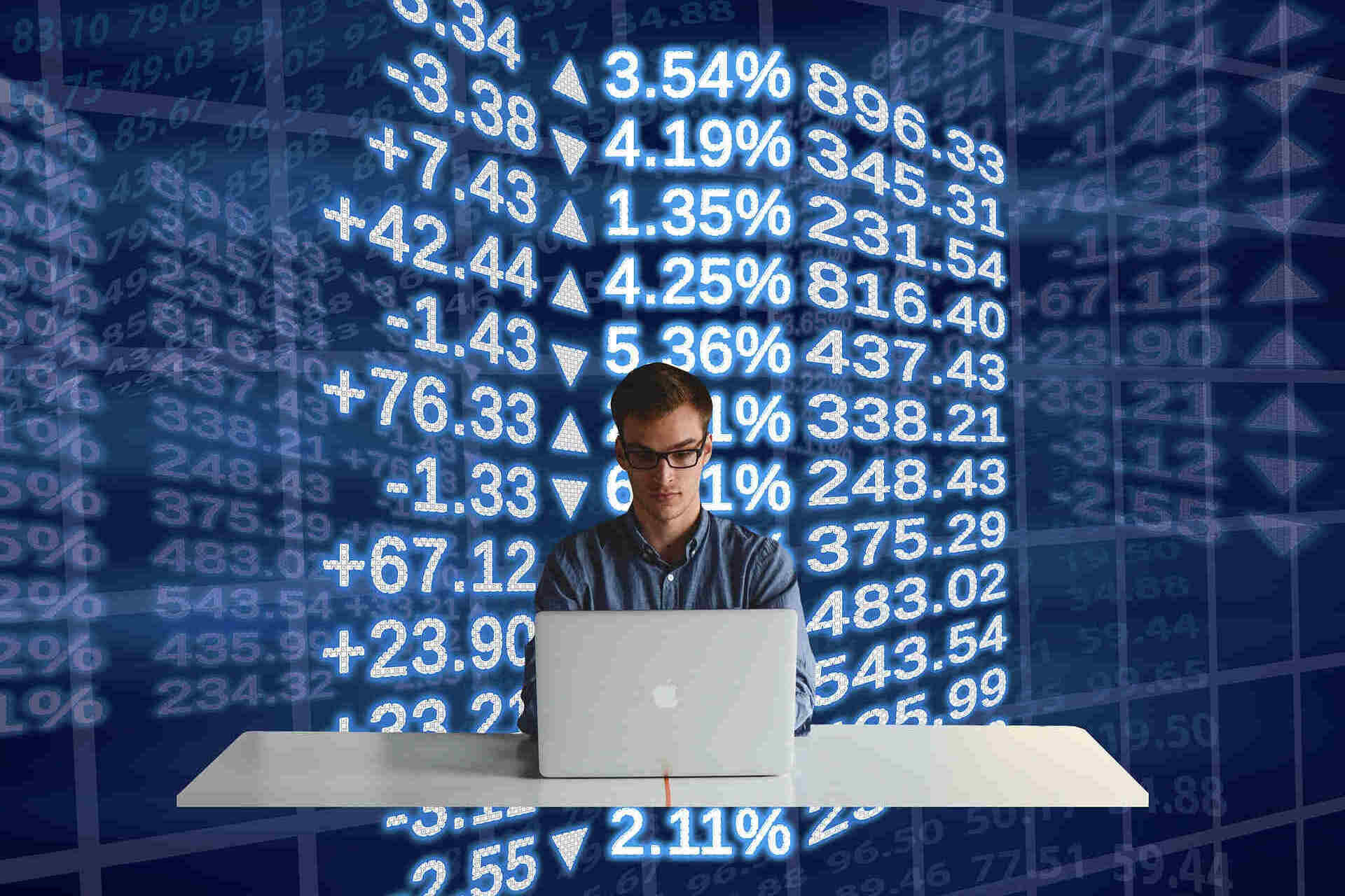 Homem trabalhando no computador.