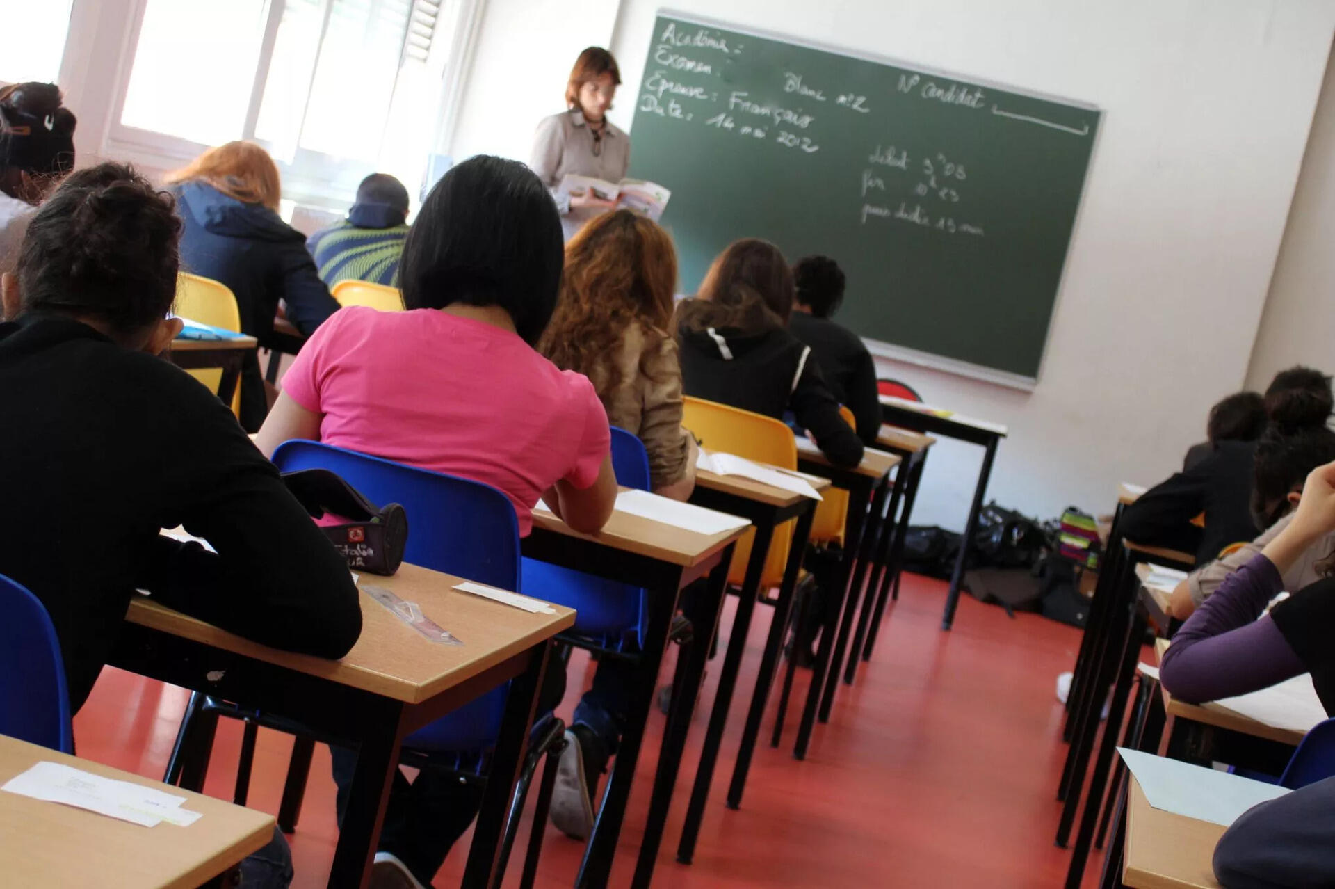 Sala de aula com alunos.