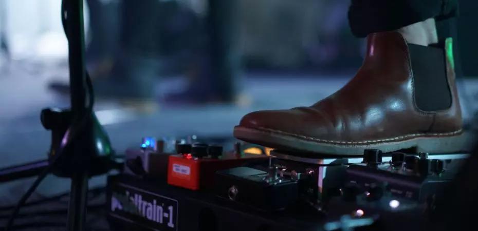 Afinar sua guitarra elétrica.