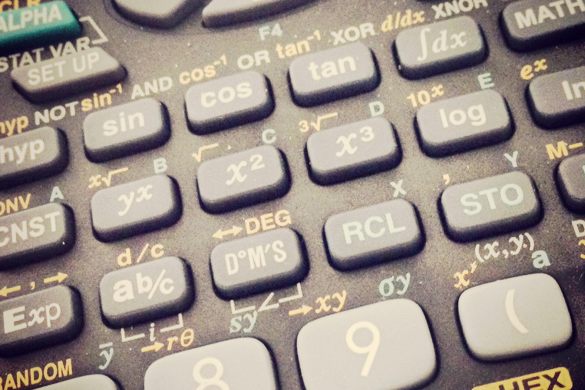 Imagem a cores de uma calculadora.