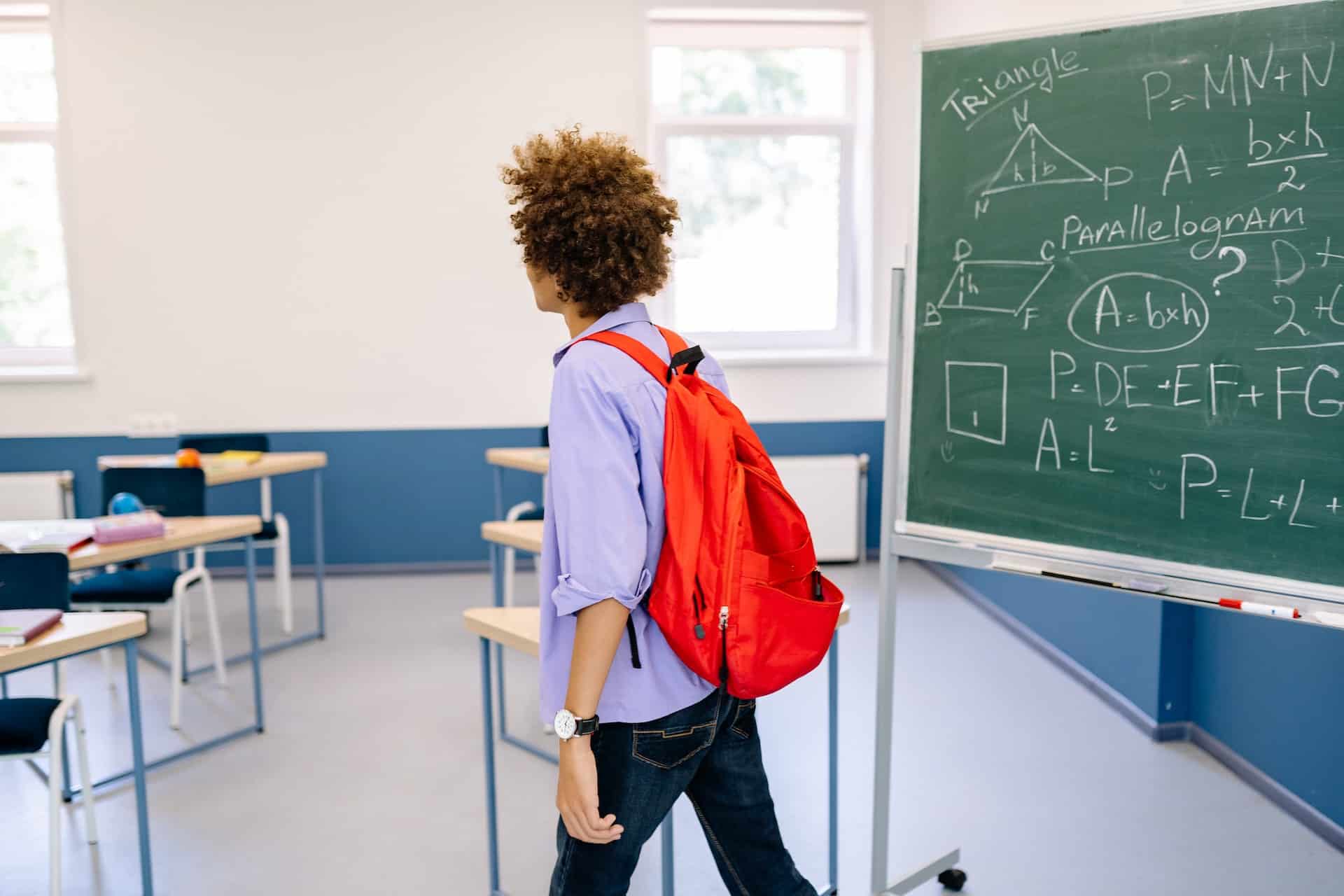 Menino na sala de aula