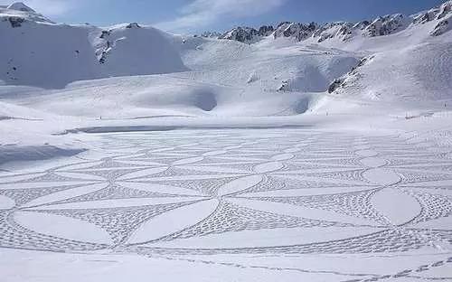 Figuras geométricas são as bases dos desenhos do artista na montanha