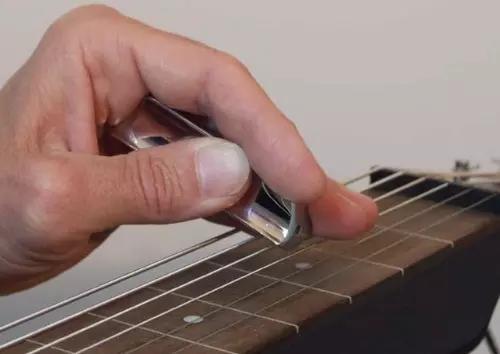 Afinar uma guitarra utilizando pares de cordas.