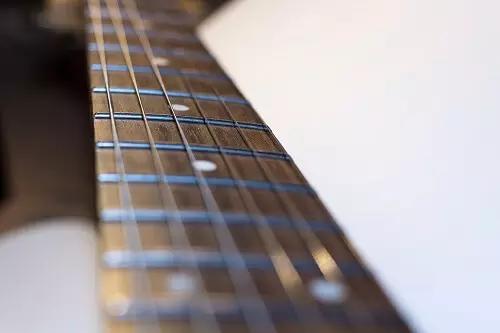 Conheça as partes que compõem a guitarra.