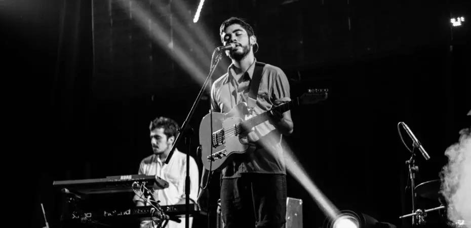 Como tocar e cantar ao mesmo tempo