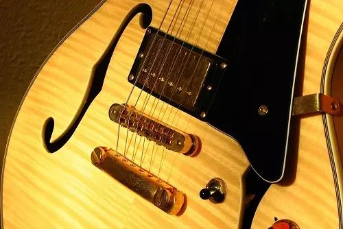 Tipos de caixas de ressonância definem o modelo da guitarra.