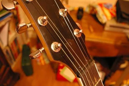 Quais elementos compõem a guitarra elétrica?