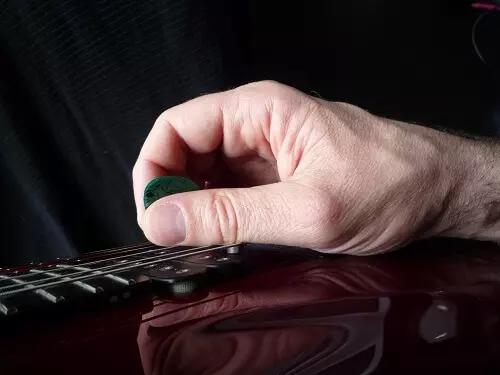 Praticar é a melhor solução para dominar os estilos diferentes de se tocar uma guitarra.