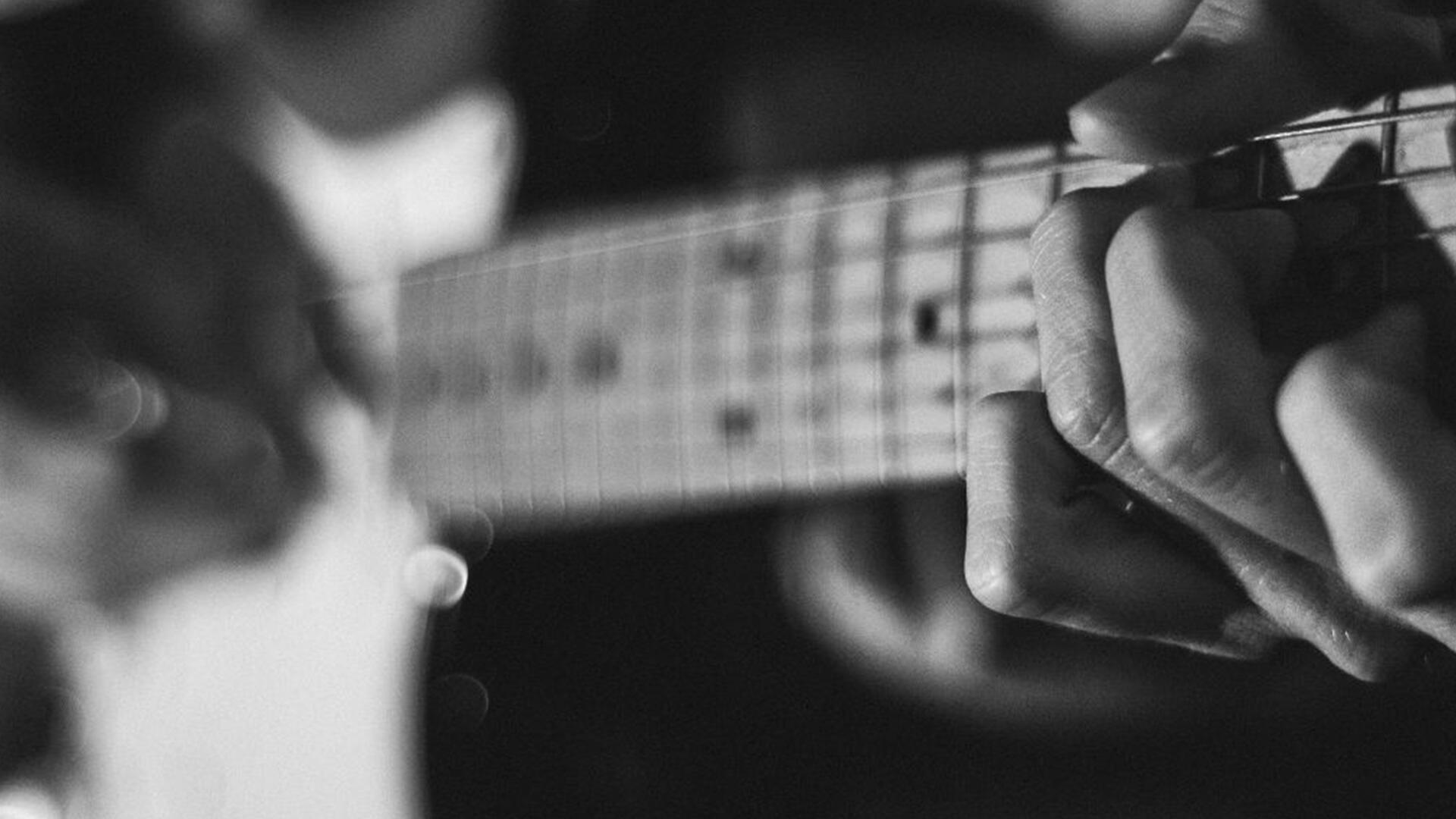 Músico tocando guitarra.