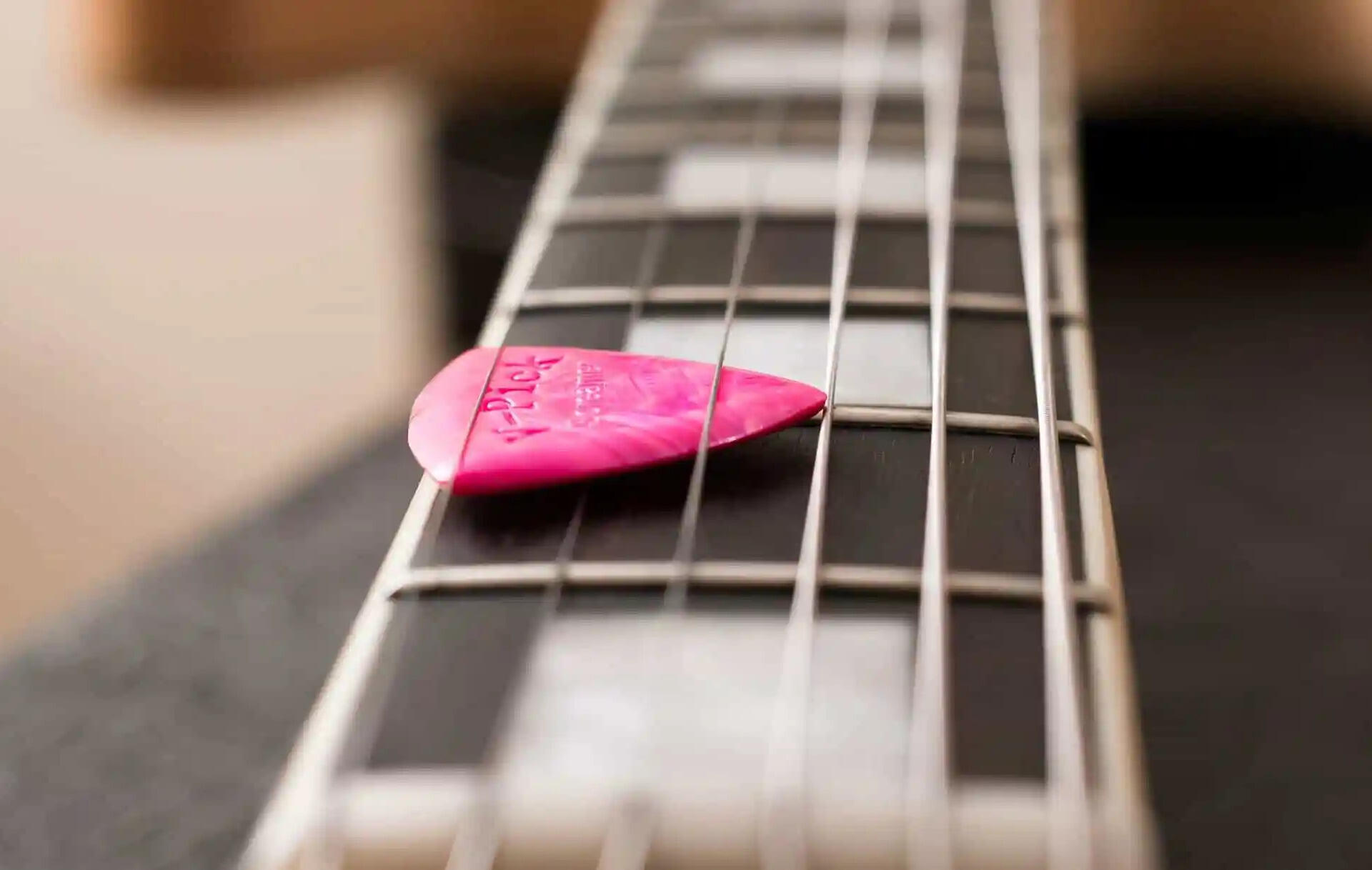 Paleta numa guitarra elétrica.