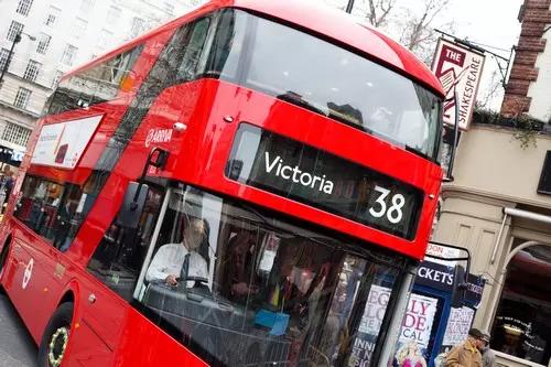 Os recrutadores apreciam candidatos com fluência na língua inglesa.