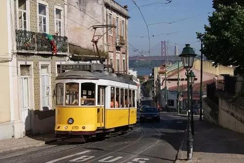 Por que aprender português é importante? Bondinho de Lisboa.