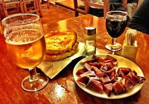 Para que serve estudar a língua espanhola? Tapas e vinhos.