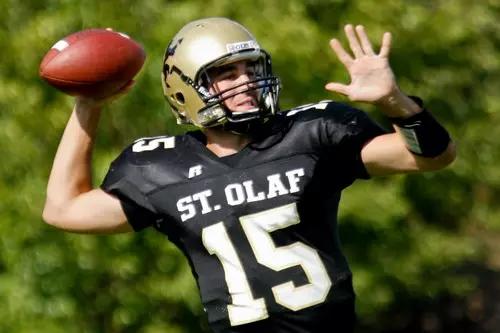 Uma maneira de estudar é se corresponder com um nativo. 