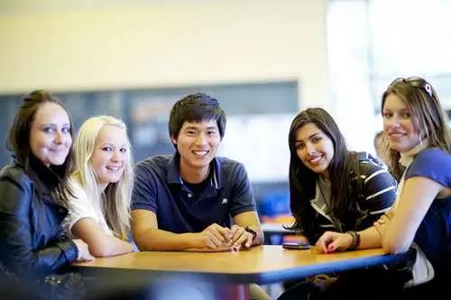 Amigos são bons companheiros para estudar inglês