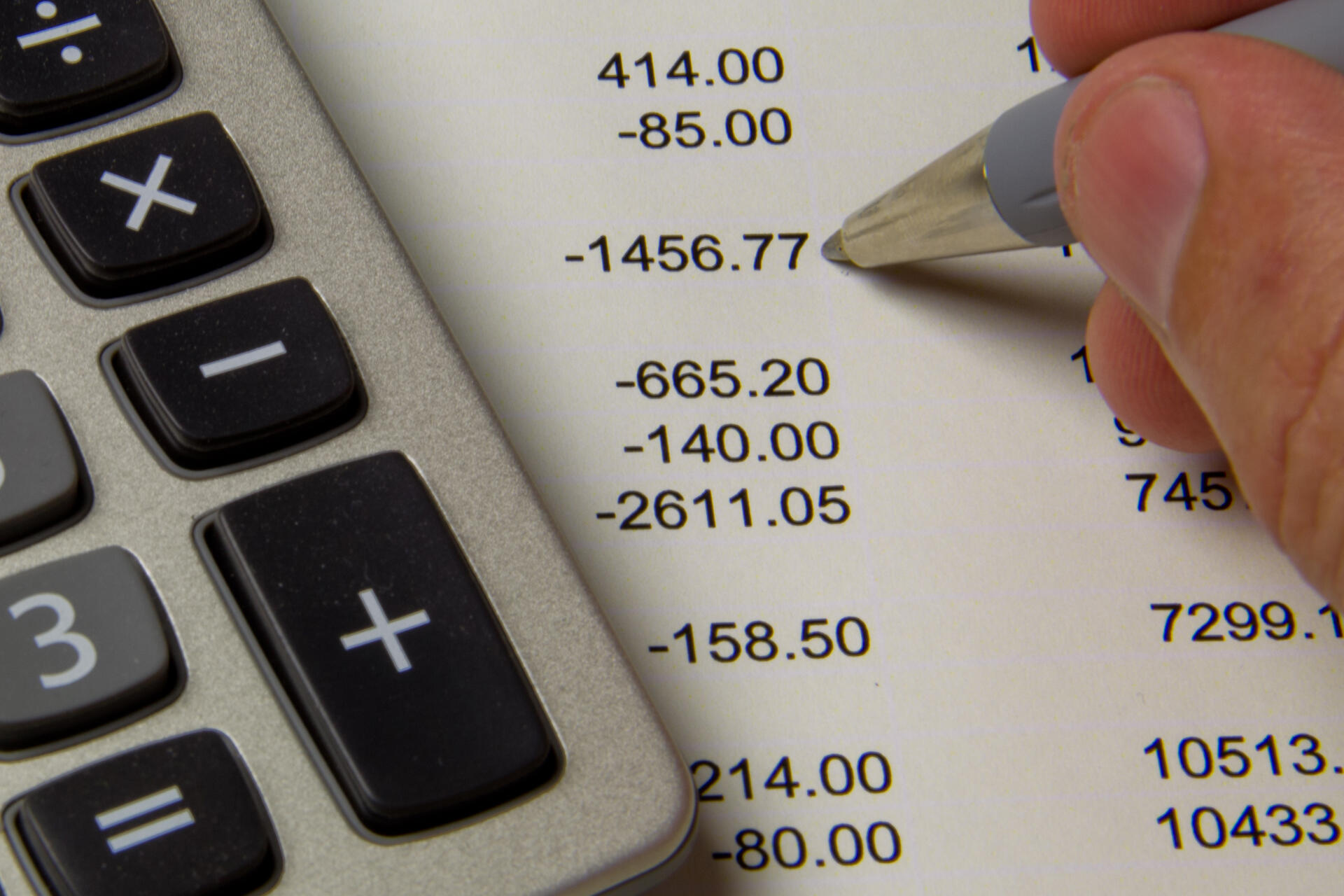 Imagem de pessoa a fazer contas com uma calculadora.