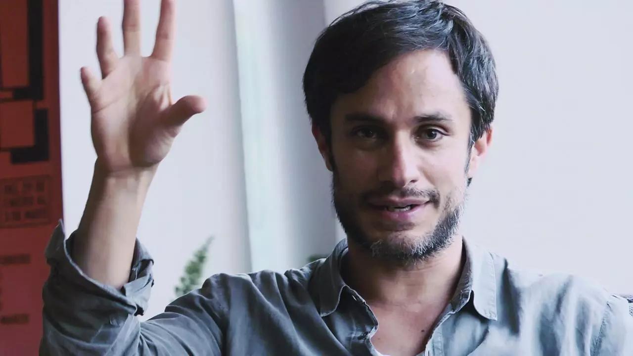 Che Guevara em sua juventude em Diários de Motocicleta é interpretado por Gael Garcia Bernal.