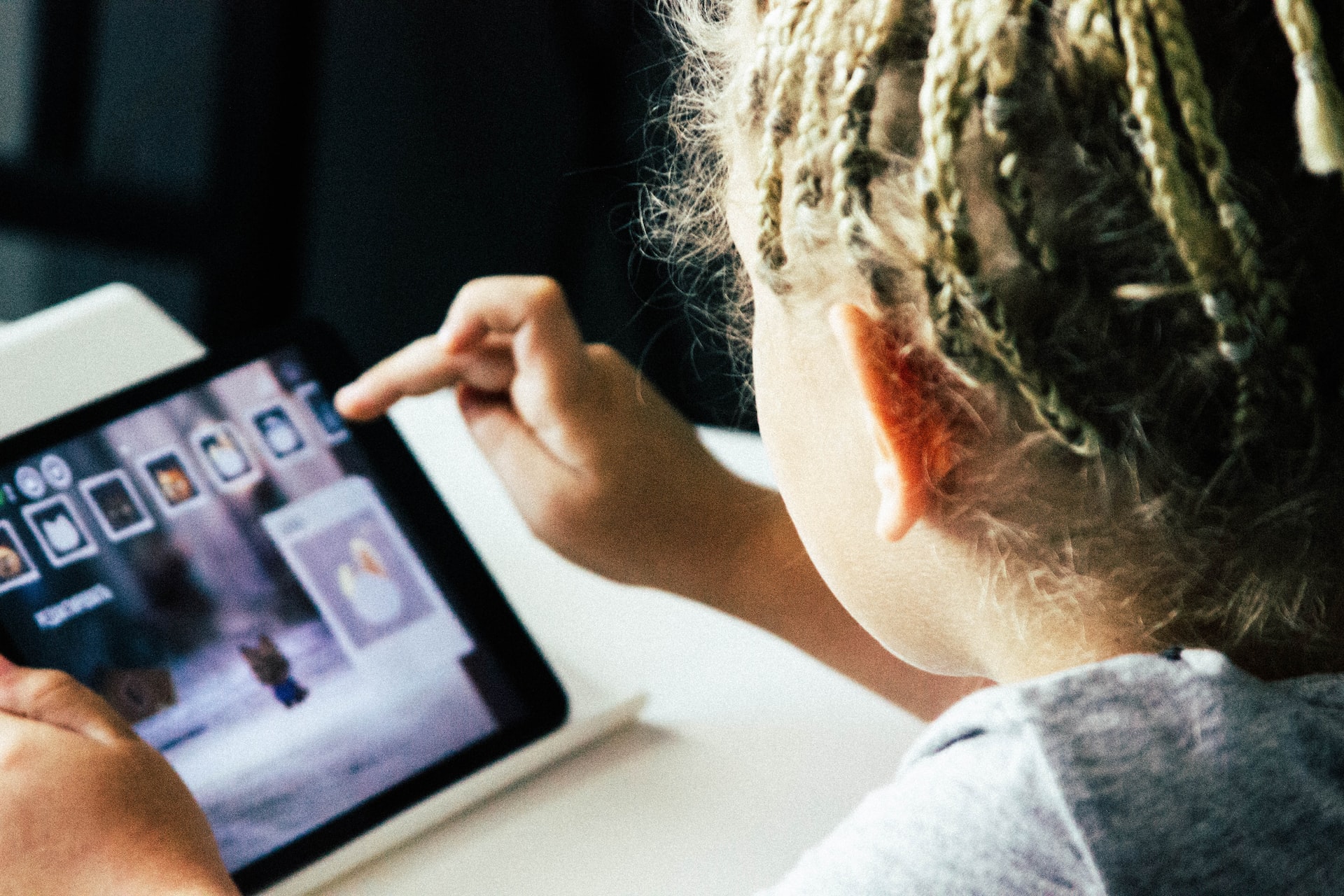 Criança aprendendo pelo tablet.