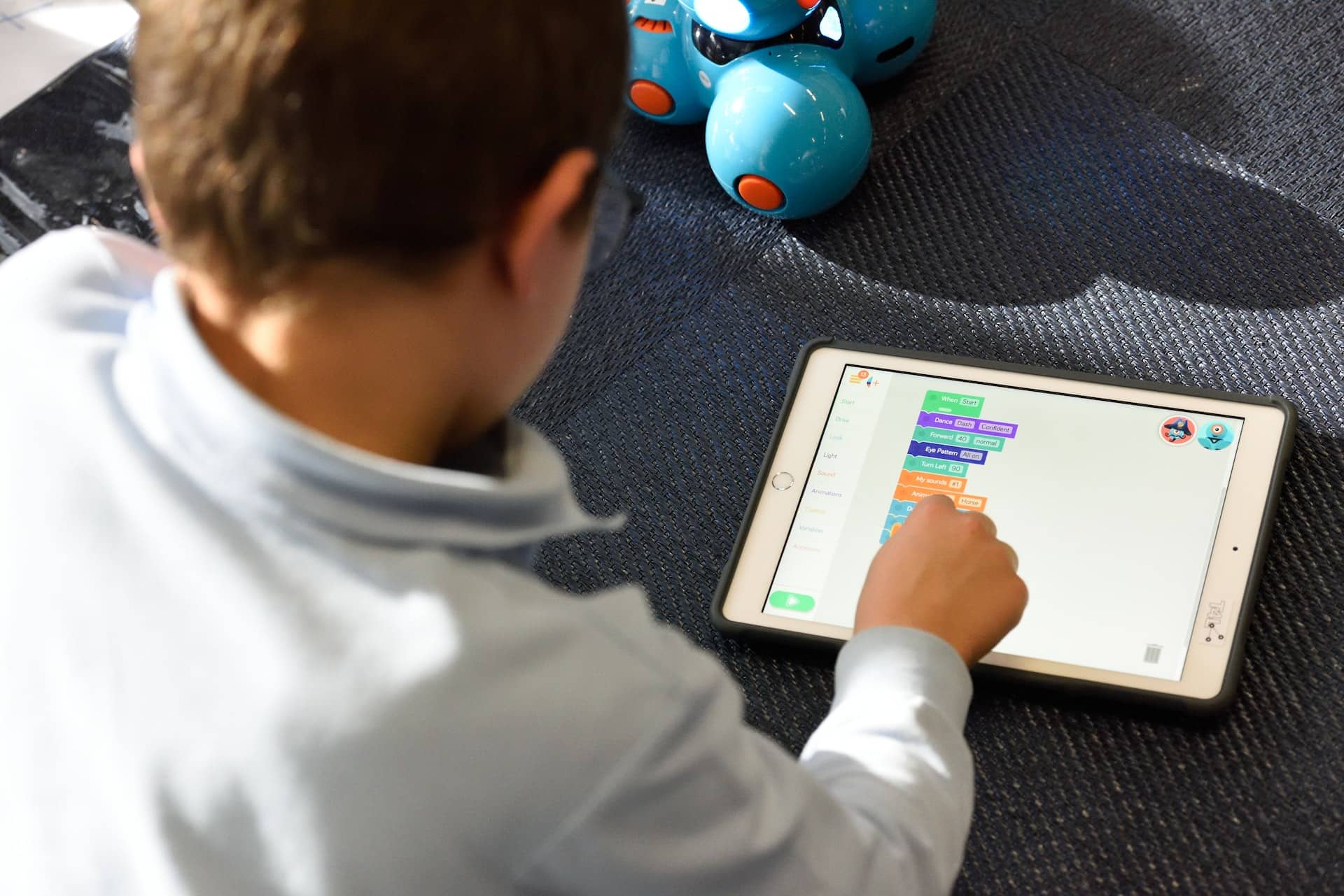 Criança brincando no tablet.