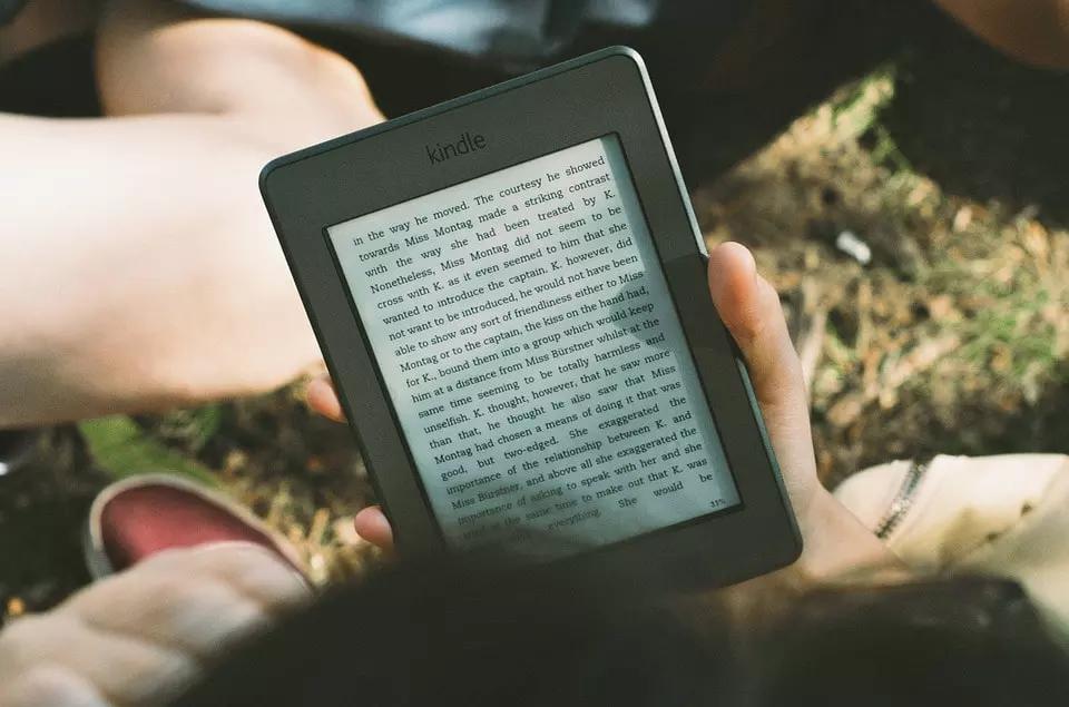 EBooks podem ser lidos através de diferentes suportes.