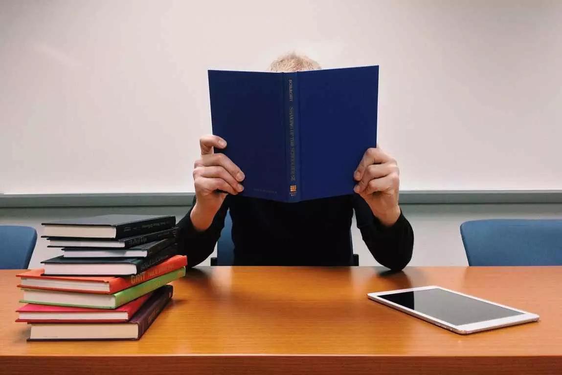 A gramática é essencial para passar em provas abertas