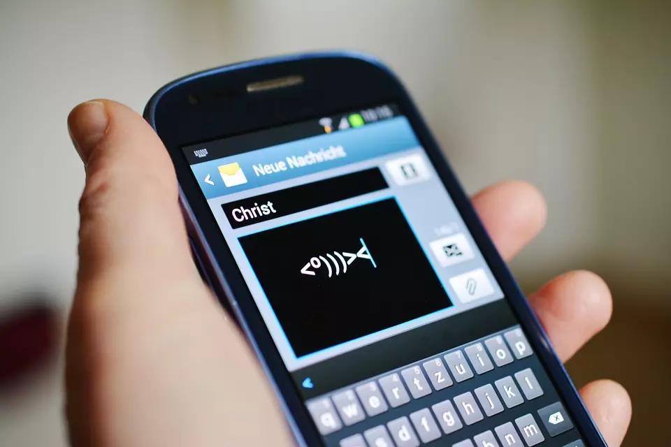 As abreviações utilizadas nas mensagens de texto via celular transformam o português.