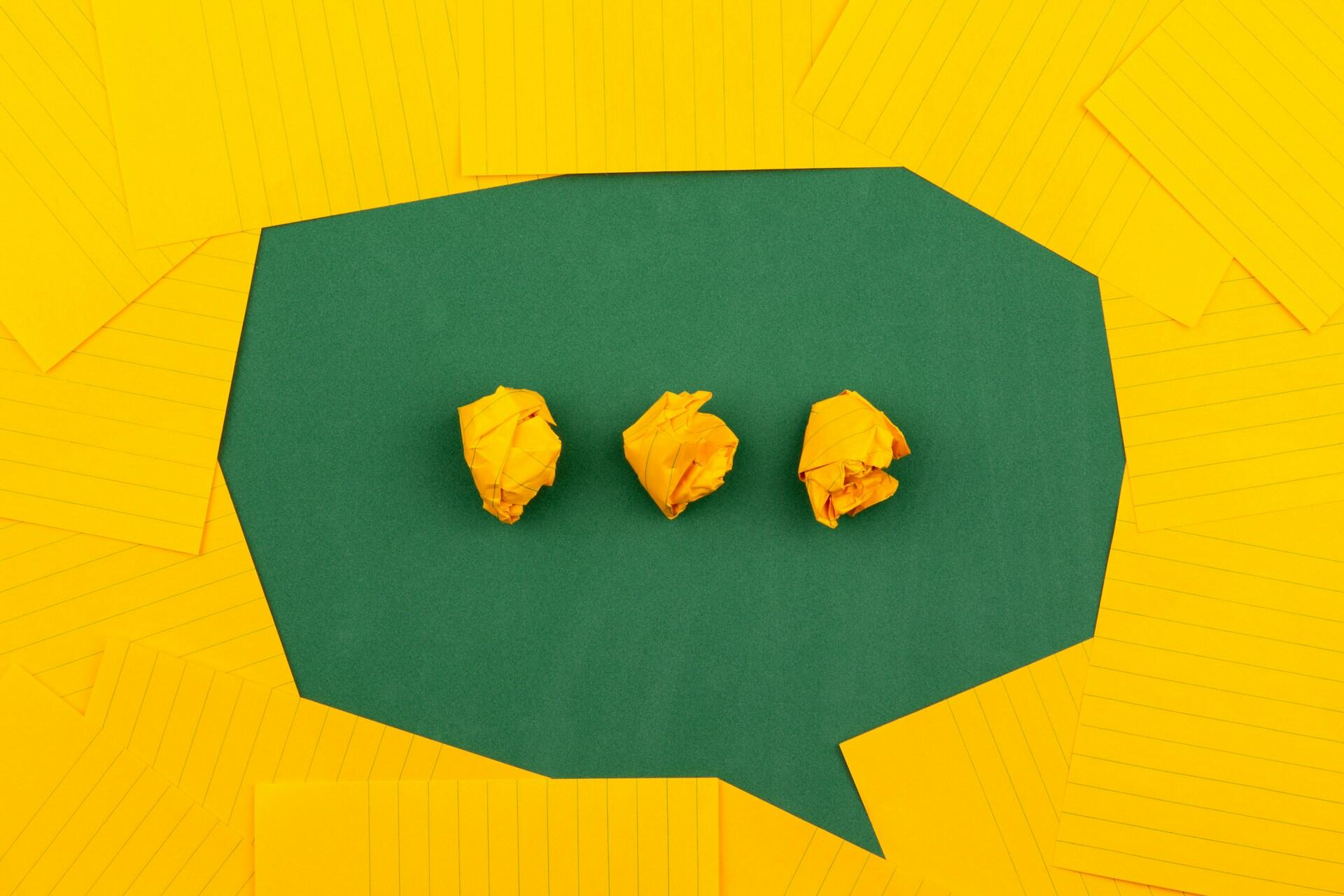 Post its formando um balão de diálogo em verde e amarelo.