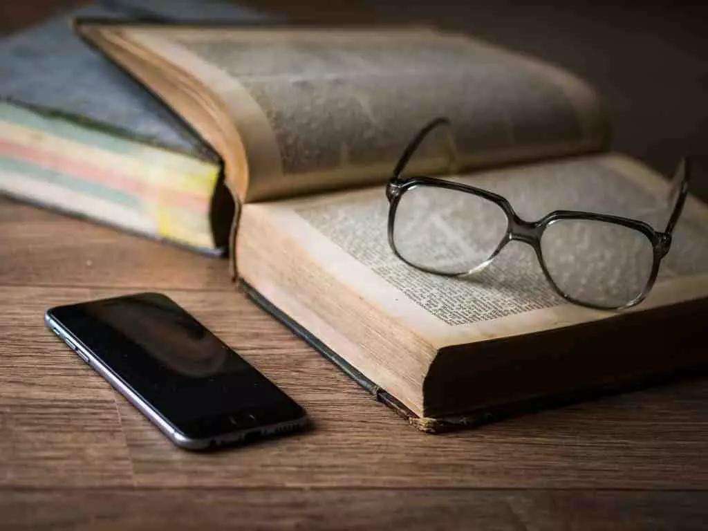 Livro ou smartphone, os dois servem para aprender a língua portuguesa