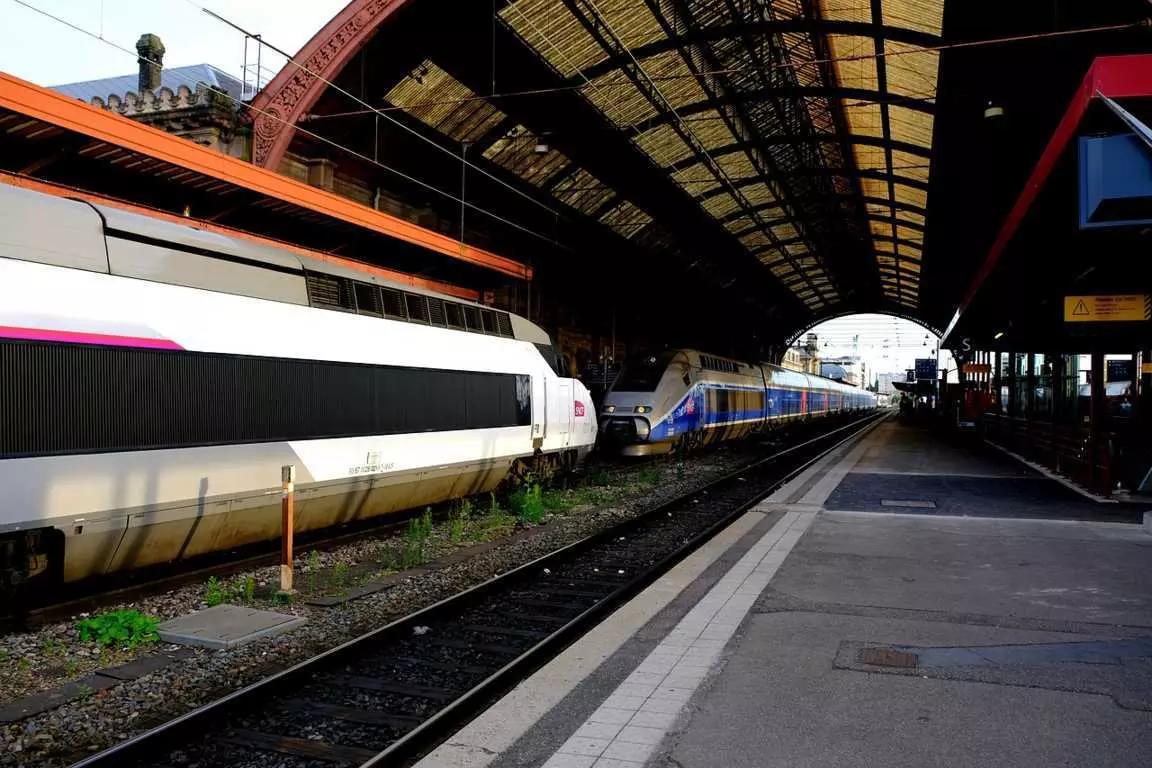 Vá de trem para outros países de Paris