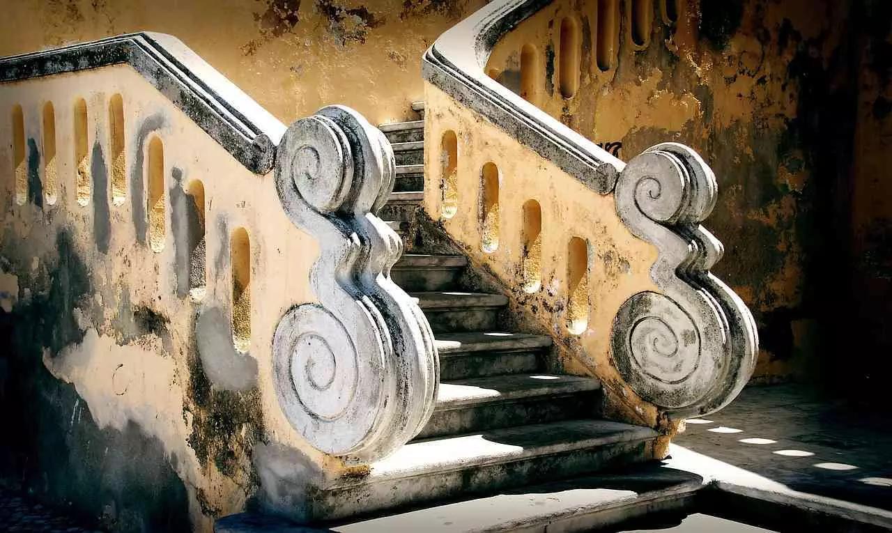 Não deixe de visitar os monumentos e língua francesa