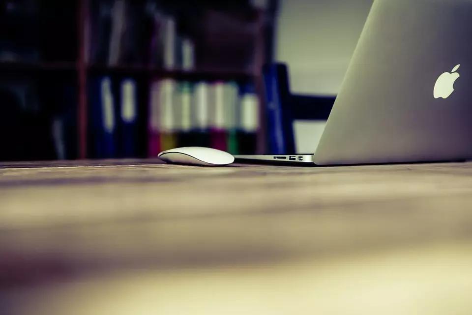 Existem muitos cursos de francês disponíveis na web.