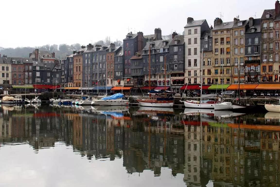 Honfleur é uma cidade linda no norte de Paris