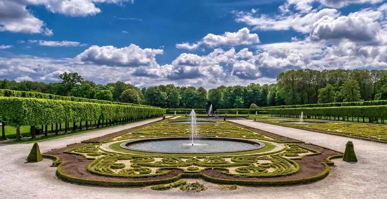 Conheça o país dos jardins e dos castelos