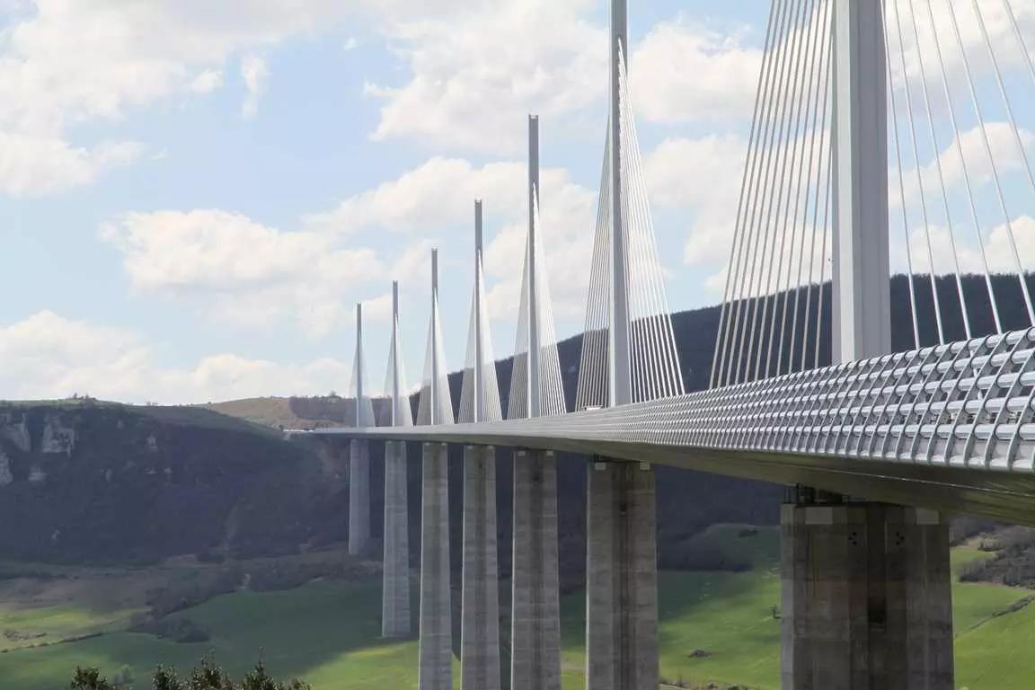 Saiba francês e as obras do local