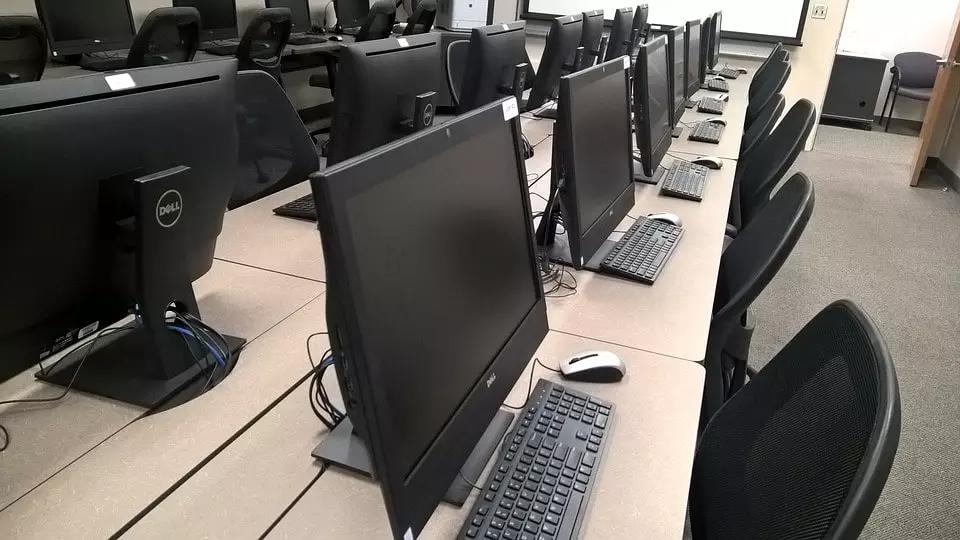 Existem muitas aulas de francês disponíveis na internet.