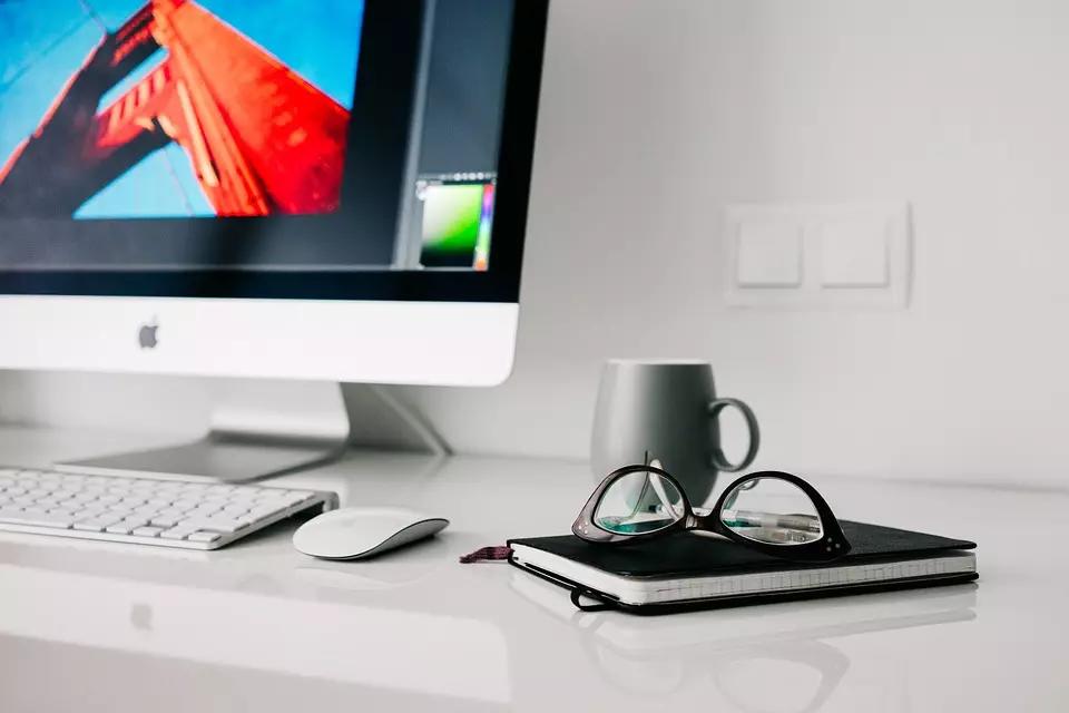 A web disponibiliza várias ferramenta que auxiliam no aprendizado de idiomas.