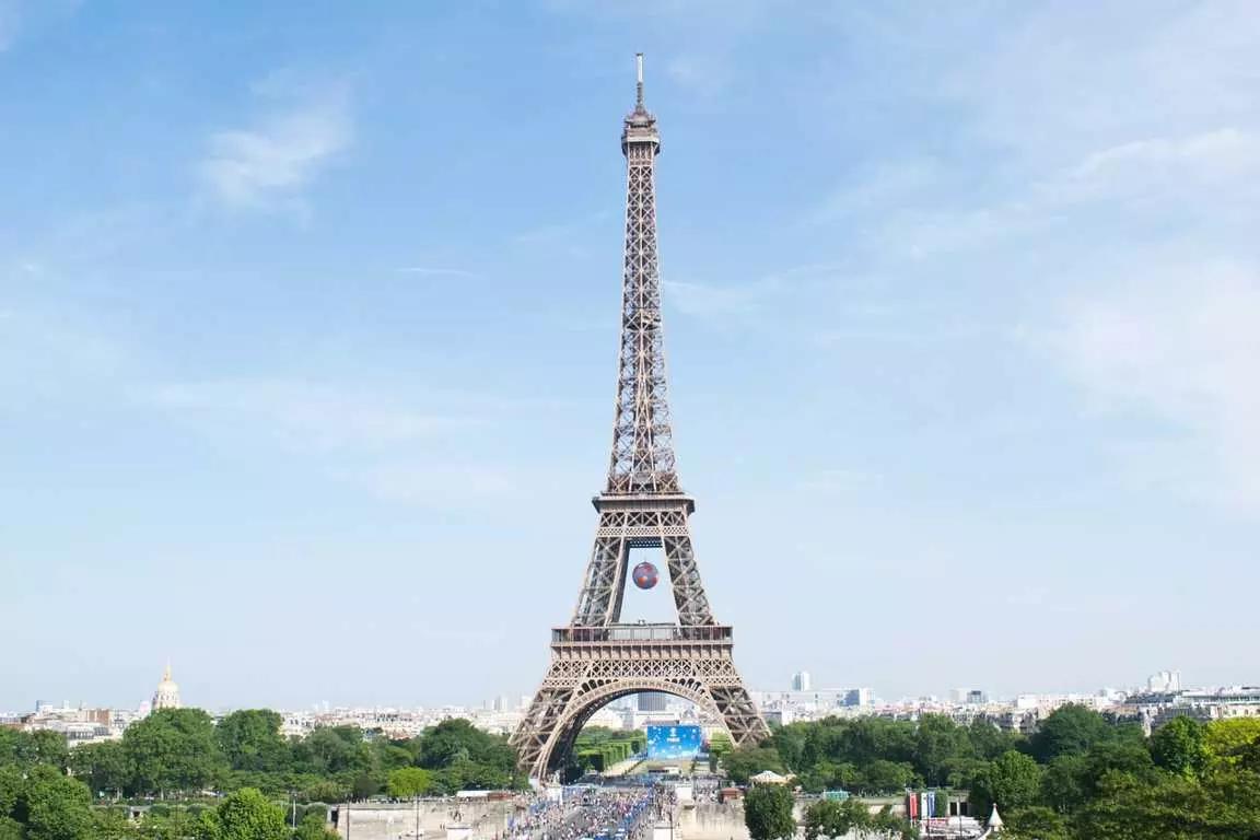 A França tem empregos principalmente nos setores turísticos