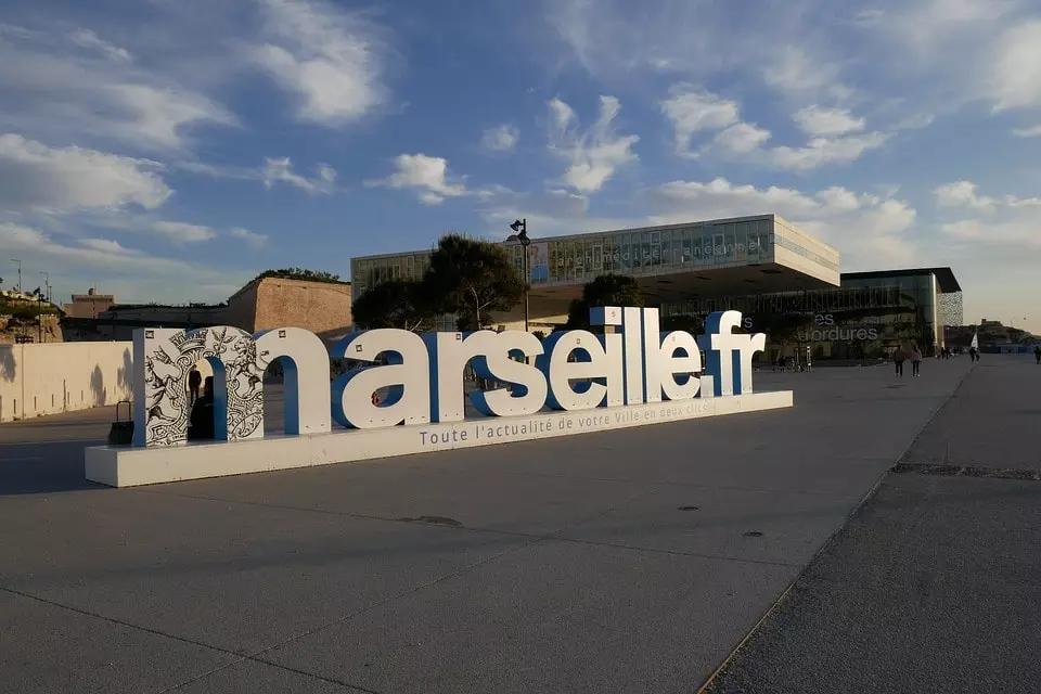 Marselha é banhada pelo Mediterrâneo.