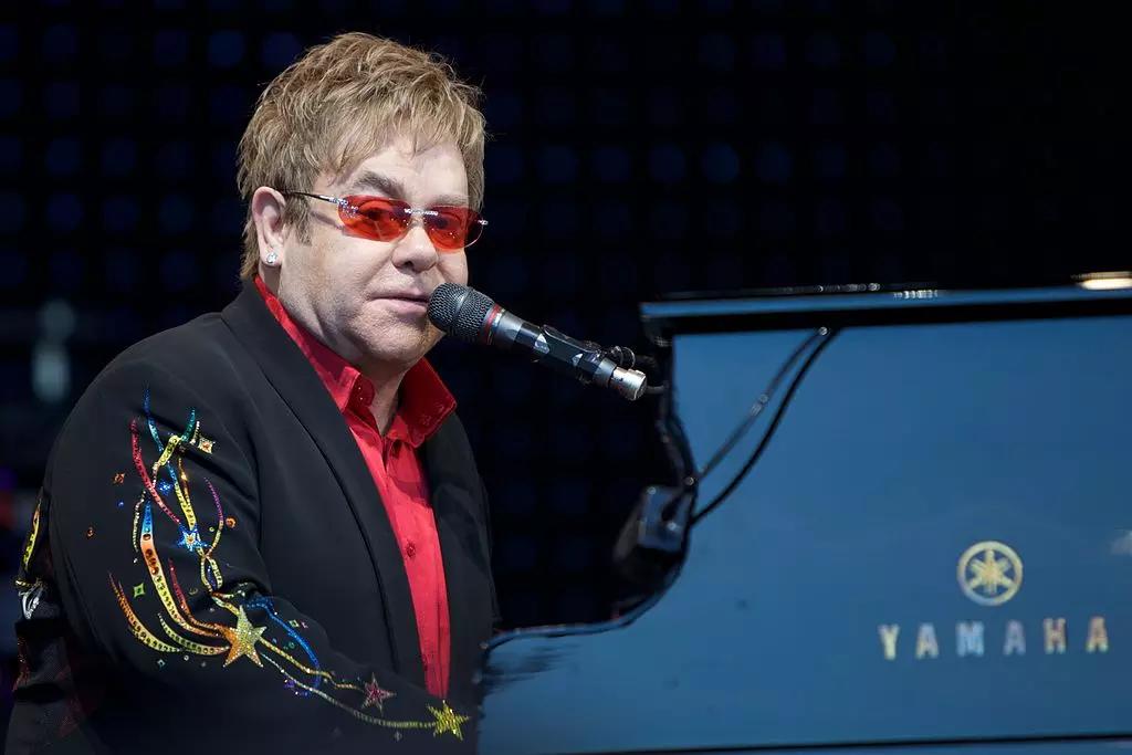 Os cantores mais famosos tocam piano como virtuoses.