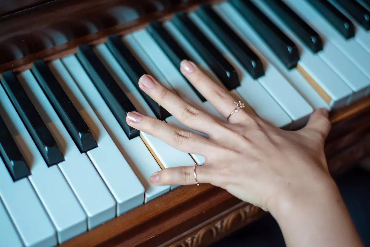 Como estudar os tons no teclado do seu piano.