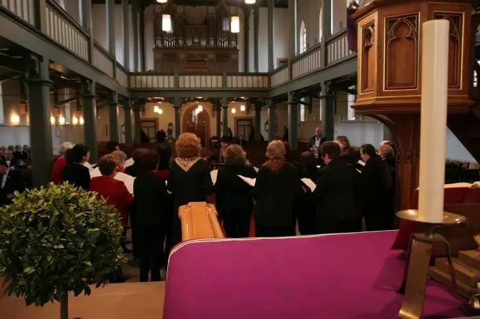 O coro religioso é muito tradicional e pode ser uma chance para perder a timidez