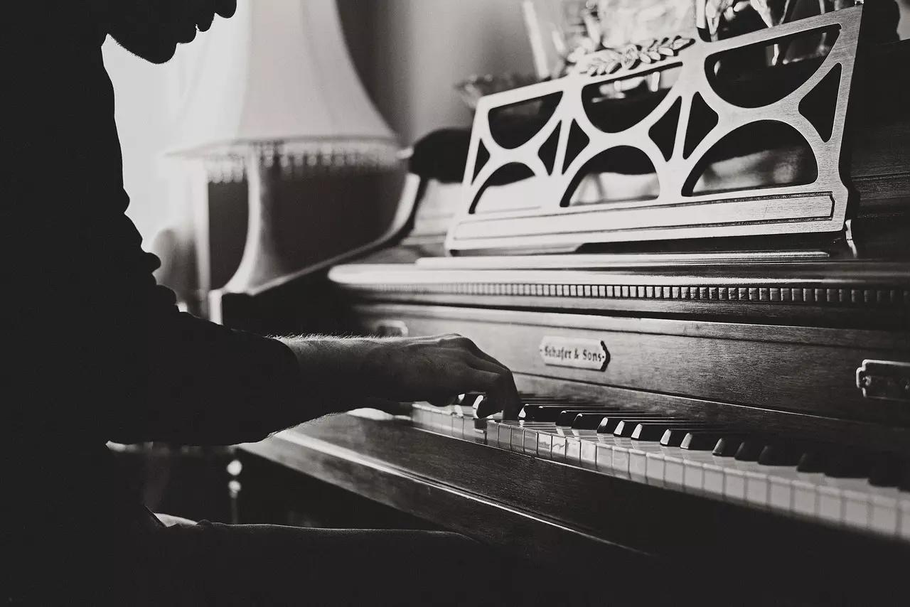 Tocar piano melhora os resultados na escola!
